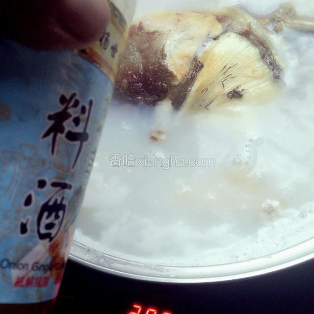 加上适量料酒，大火煮五分钟，换小火再煮二十分钟
