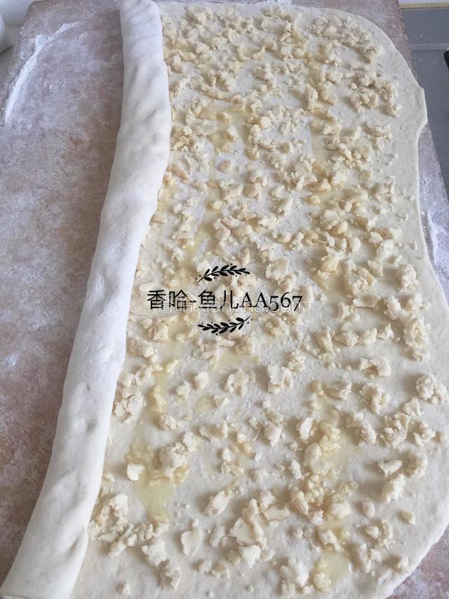 撒少许玉米油，从一侧卷起。