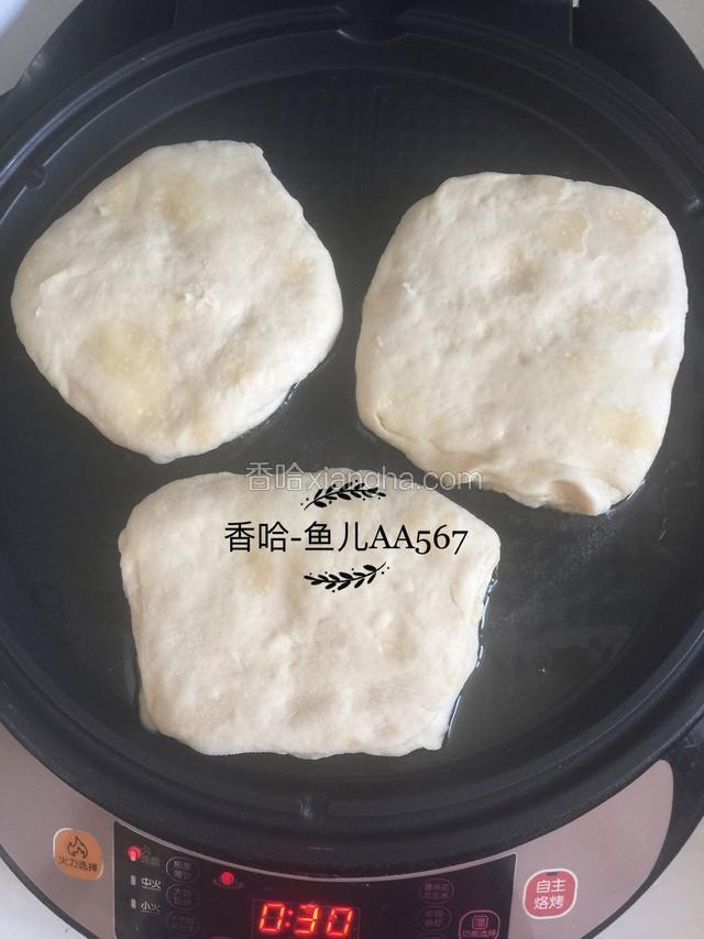 大约二十分钟发酵完成，电饼铛预热，大火烙熟。