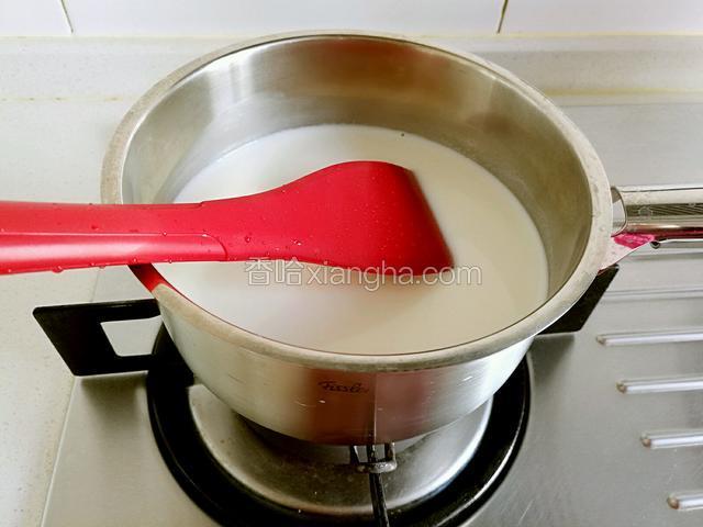 将牛奶，淡奶油，炼奶全部倒入奶锅，小火加热并搅拌均匀。