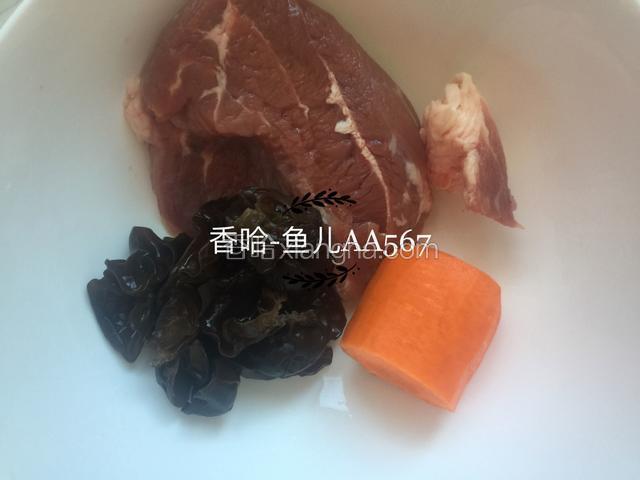 木耳提前水发好，其余食材洗净（我这是馅料一半的量）。