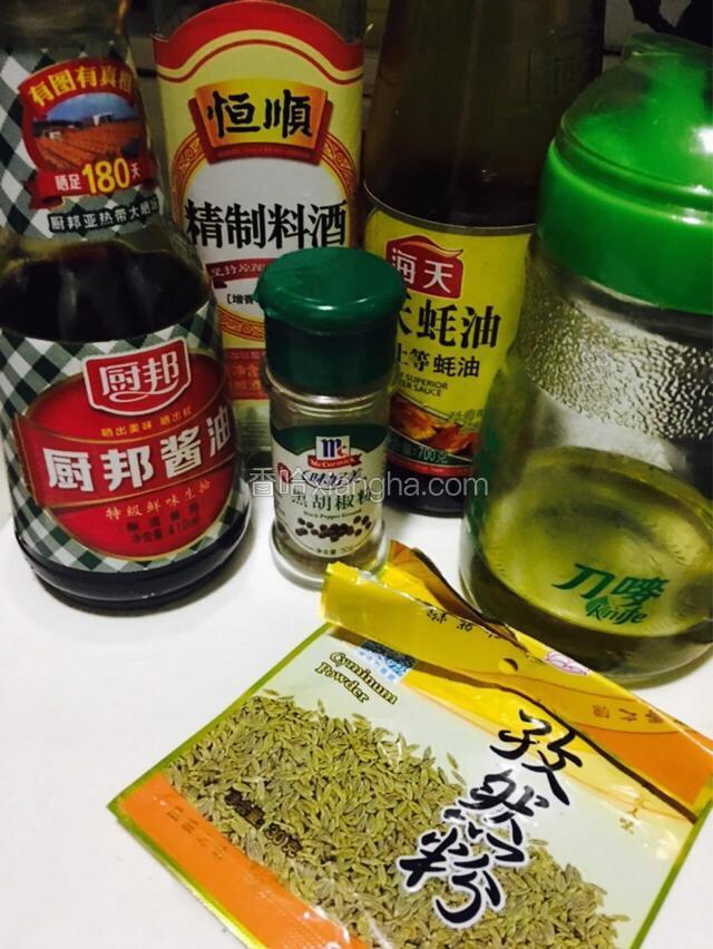 准备好调料，孜然粉一定不能少哦