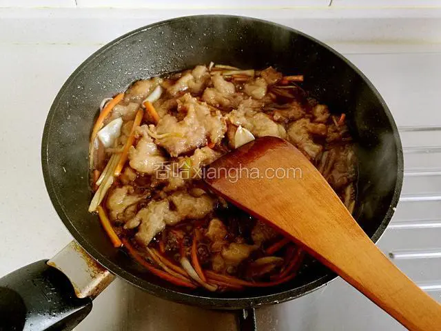 再下入炸好的肉片翻炒均匀。