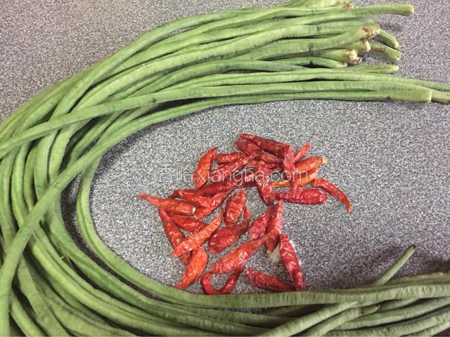 准备豆角和辣椒、花椒、大蒜、生姜、料酒、糖、盐、生抽。