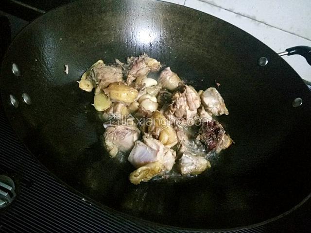 要把鸡肉炒入味