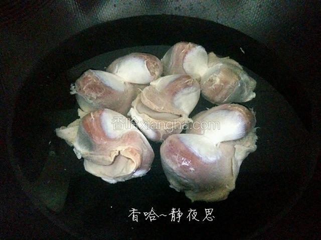 鸡胗洗干净焯水，水里放几滴料酒去腥，煮两分钟鸡胗变色即可捞出