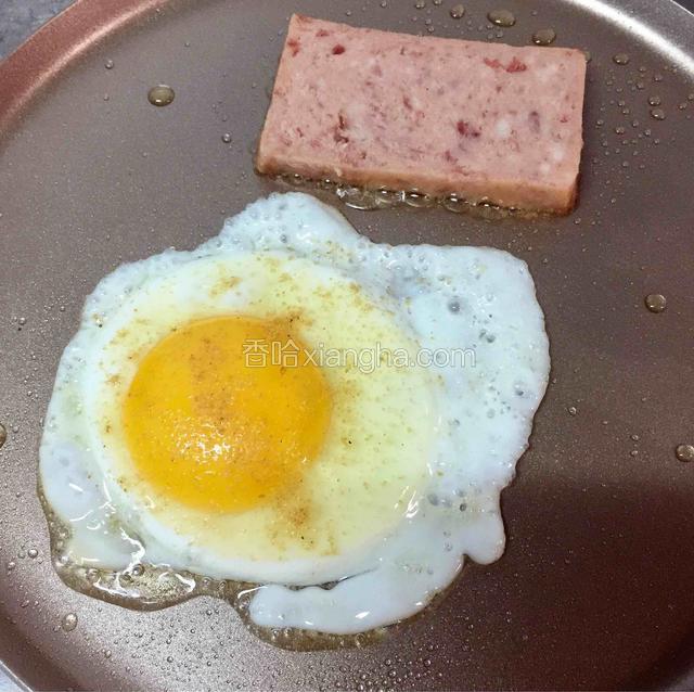 在制作之前，要把鸡蛋撒上少许牛肉粉调味儿用不粘锅煎熟，午餐肉切成五六毫米的厚片，放锅里一起煎香。鸡蛋的成熟度可根据个人的喜爱自行调整。