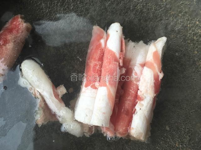 羊肉我们用水先烫一下。然后把水倒掉