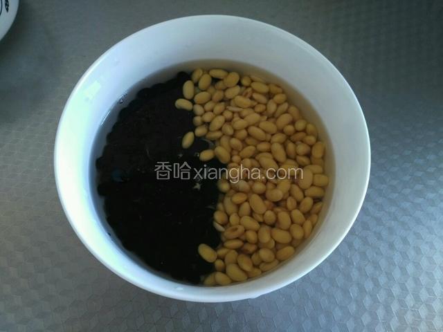 把黑豆和黄豆洗净，然后用清水浸泡8-12小时。