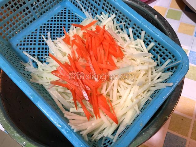土豆去皮切细丝，清水浸泡后捞出备用；胡萝卜去皮洗净切丝