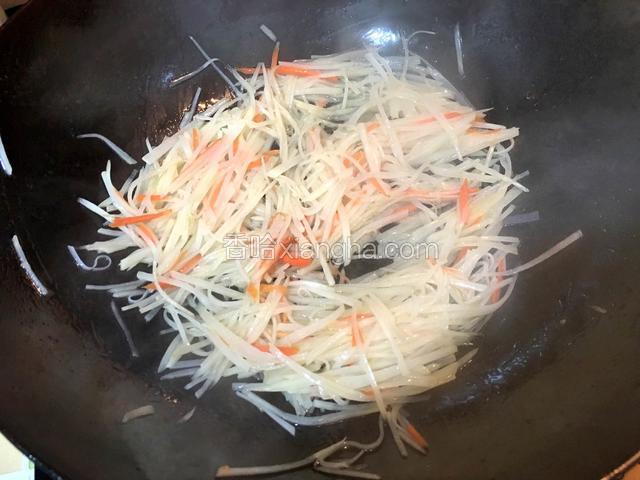 快速翻炒，加少许盐、鸡精、醋调味
