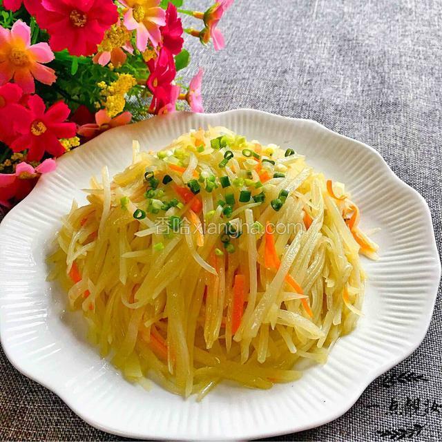 装盘撒上葱花点缀，好看又好吃哦！