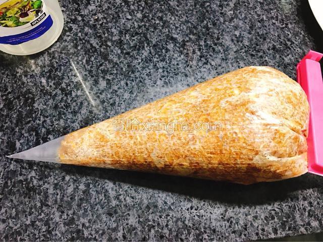 把肉放入裱花袋中。