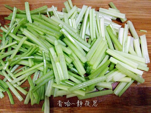 芹菜去叶清洗干净，再切成两三厘米长的段备用