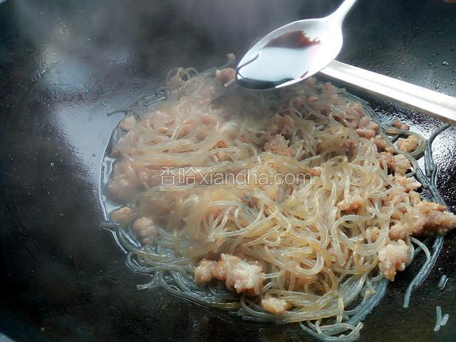 然后倒入适量水，漫过粉丝三分之一最好，再加入老抽上色调味，并不停的翻炒一会。