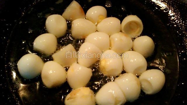 锅里倒油烧热，放入鹌鹑蛋小火慢炸。