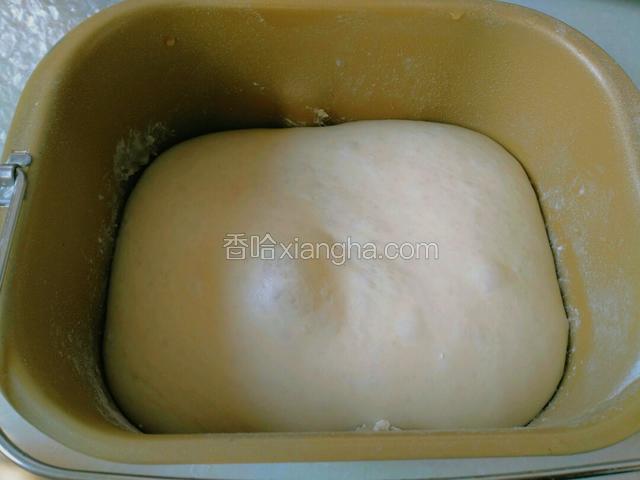 这是发好的面团。用高筋粉300克，奶粉15克，白糖20克，少许盐，两克酵母粉加适量清水，面包机揉一程序20分钟放至发酵的，发酵两倍大。再启动揉面10分钟后取出。