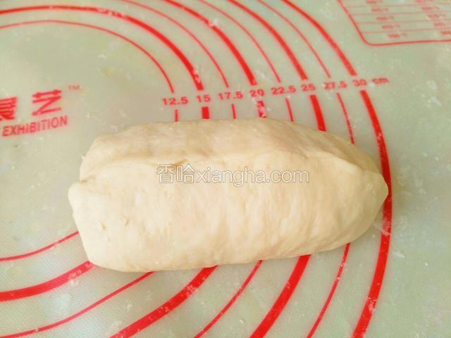 再从一边折过来捏好收口，