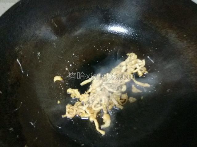 好锅内加底油，放入葱姜蒜爆香后，加入猪里脊肉丝；