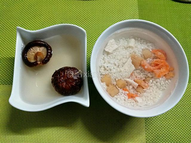 所有食材洗净，浸泡一小时。（浸泡的水倒掉）