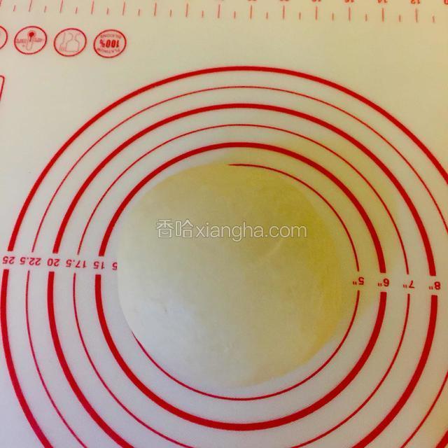 将面团揉圆后，放在垫子上，盖上保鲜膜进行发酵