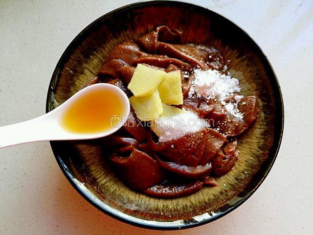 加姜片，食盐，生粉和料酒。