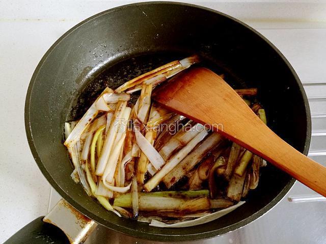 加入适量的老抽，味极鲜酱油，白糖和鸡精调味。