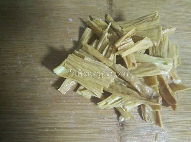 把腐竹洗净后掰成段。
