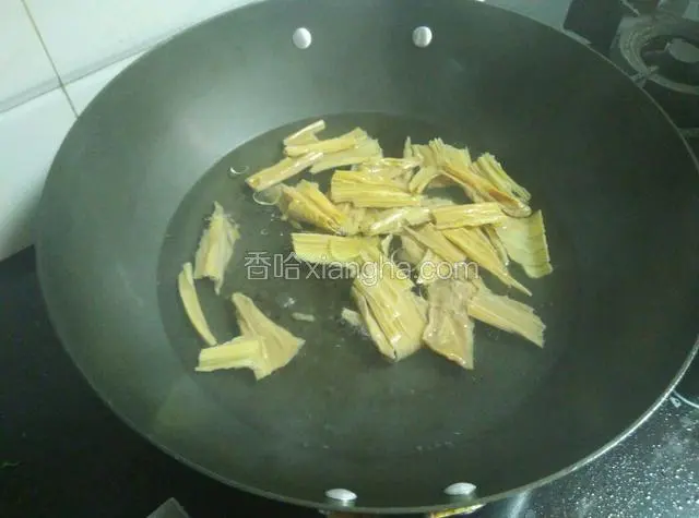 把锅里水烧开，下入腐竹。