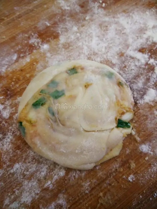 用手按压成饼