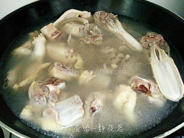 锅里烧开水，把鸭肉放入，再放入1勺料酒去腥