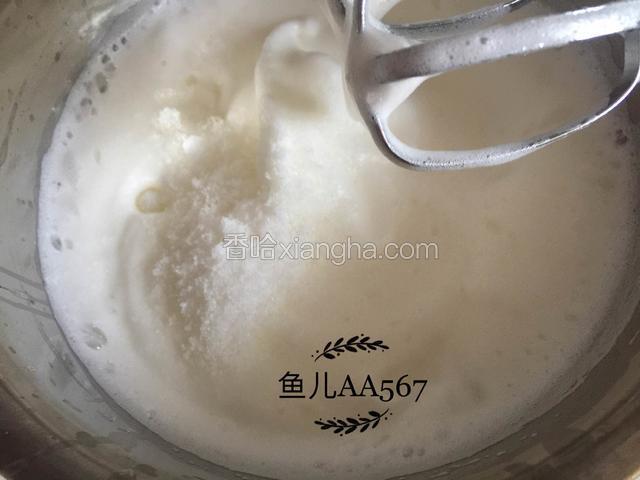 有明显的纹路之后加入其余白糖，高速搅打。