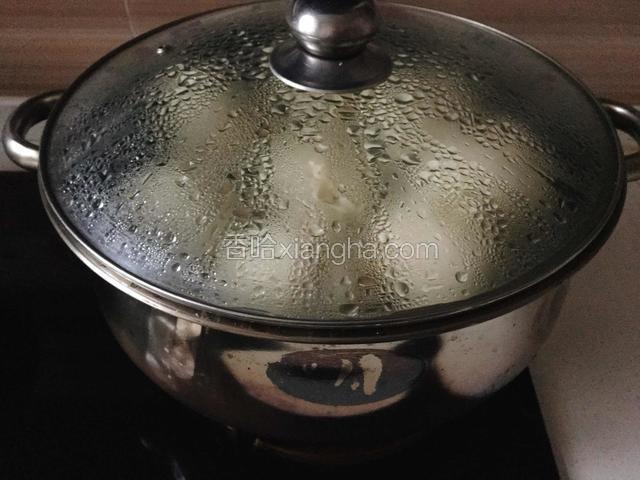 冷水上锅大火烧开水蒸五分钟，再转中火蒸十分钟。关火不要马上揭盖再焖3分钟。