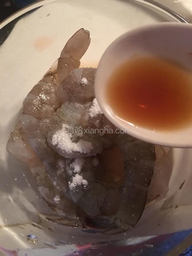 虾仁洗干净，先用淀粉，少许盐和蛋清，料酒用手抓均匀，腌制十分钟左右