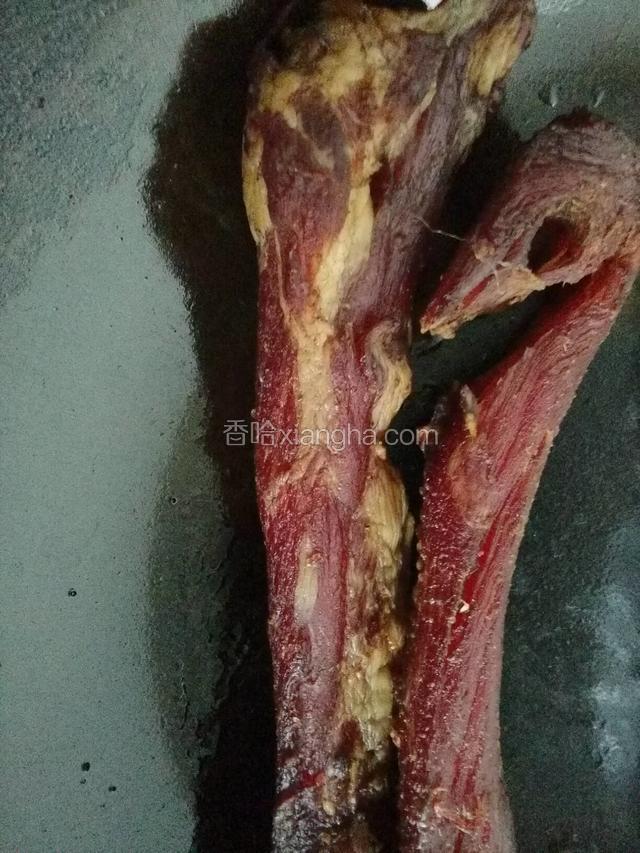 腊肉用淘米水浸泡，洗干净；