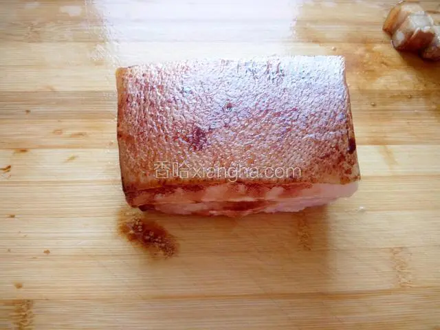 炸好的肉凉一会就可以切了，