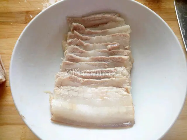 皮朝下铺在碗里，肉切剩下的遍角切块放在上面。