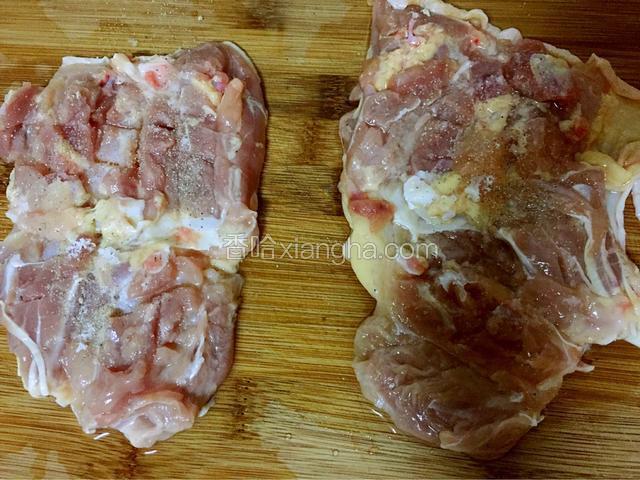 然后加入盐和胡椒粉腌制备用