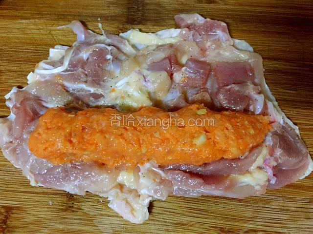 把肉蓉放在鸡腿上