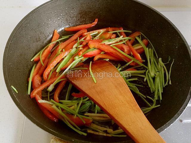 再加入香菜梗和红椒，中大火将食材炒软。