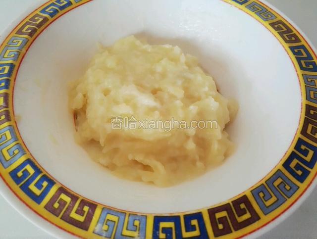 将蒸好的土豆压成土豆泥