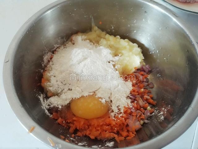 加入适量面粉，调入适量盐，味精，胡椒粉和少许白糖