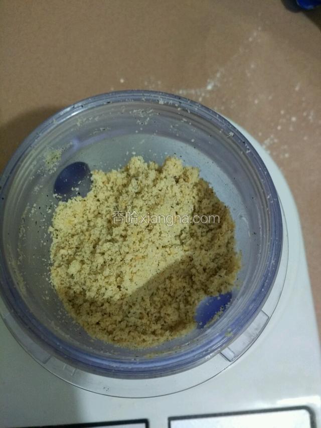 花生炒熟去皮放入料理机打碎，这里可以多加别的坚果哦，比如核桃、杏仁、腰果都可以一起打碎，我家里只有花生。