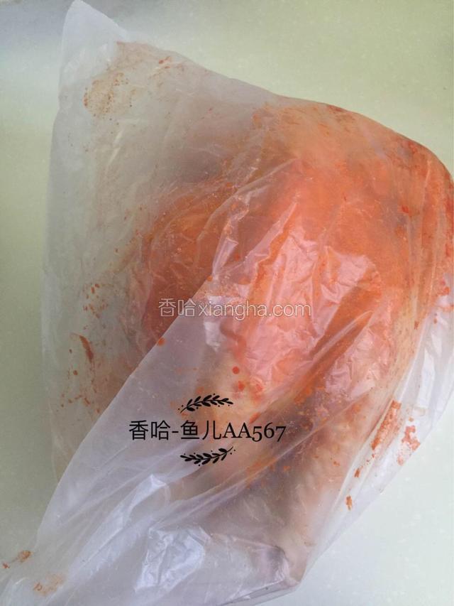 抓紧袋口，晃动食品袋，使鸡身均匀裹满烤肉料（其实用盆也可以，但是我觉得用保鲜袋能更好的用调料给鸡按摩，能更好的让鸡入味）。