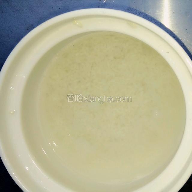 提前一晚把糯米用清水泡上
