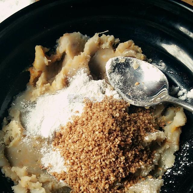 视红薯泥的干湿程度添加糯米粉和熟芝麻搅拌均匀（红薯泥能成形即可）