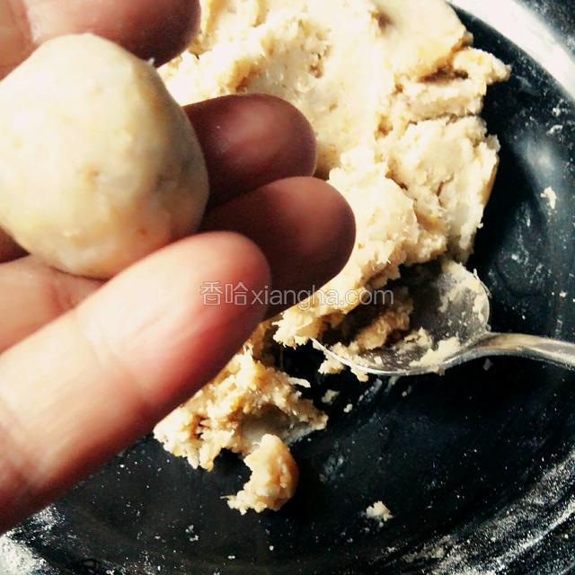取一小块红薯泥，用手掌搓成丸子