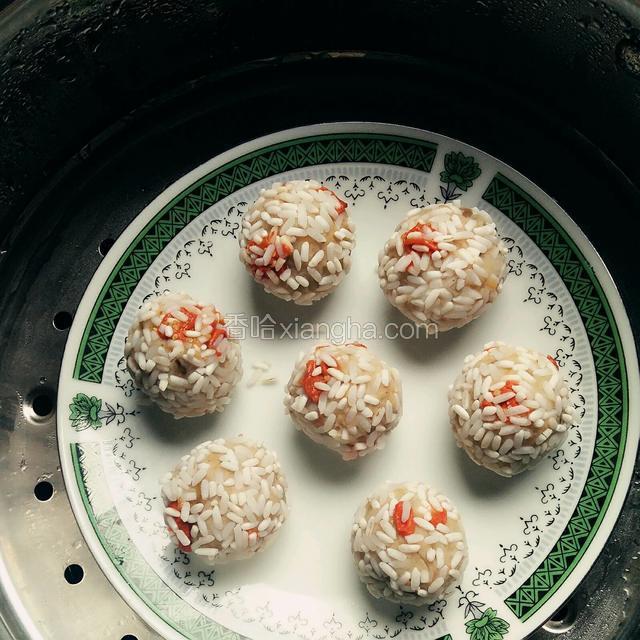 放在蒸笼里蒸，上气后蒸二十分钟