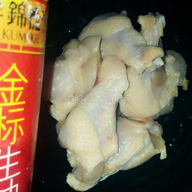 放在碗里，加上生抽和适量盐