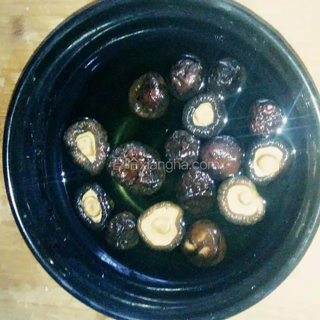 干香菇泡发、洗净